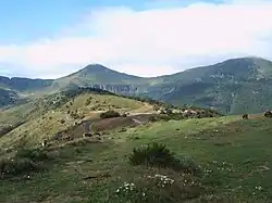 Le puy Mary et le pas de Peyrol vus depuis le col de Serre.