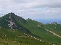 Le puy de Sancy et la gare supérieure du téléphérique.