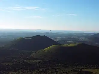 Vue du Grand Suchet au premier plan à droite et du puy de Côme au second plan sur la gauche.