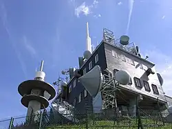 Le laboratoire et l’antenne