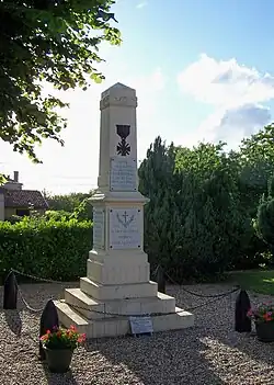 Le monument aux morts devant l'église (juin&nbsp;2009)