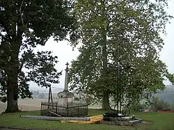 Placés devant l'église, sur la gauche, le monument aux morts, sur la droite, une croix monumental en fer forgé