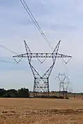 Pylône de type Nappe 400 kV 1 terne. Ce type de pylône peut supporter 2 circuits (ternes) 225 kV ou bien un circuit 400 kV.
