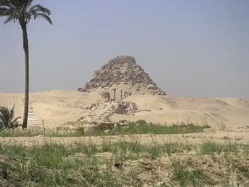 Vue de la chaussée, du temple funéraire et de la pyramide de Sahourê à Abousir