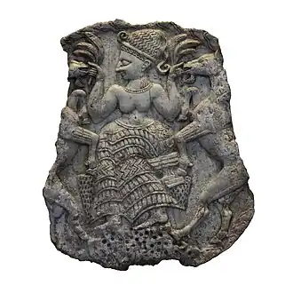 Couvercle de pyxide décoré d'une déesse nourrissant des caprins. Minet el-Beida, XIIIe&nbsp;siècle&nbsp;av. J.-C. Musée du Louvre.