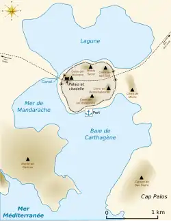 Carte montrant la création du canal à l'ouest de la cité en dehors de la ville, ainsi que la construction du palais citadelle à l'ouest et du port au sud. La cité est entourée par une muraille