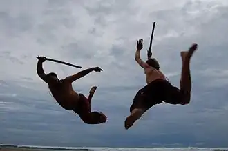 Combat de kalarippayatt avec épées.