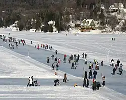 Durant l'hiver, des patinoires sont aménagées sur le lac