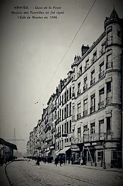 Quai de la Fosse, Maison des Tourelles au premier plan et pont transbordeur en arrière-plan.