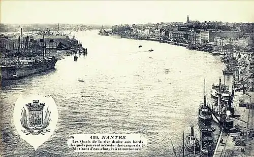 Alignement du quai Fosse, du Quai Ernest-Renaud et du quai Marquis-d'Aiguillon à droite et les chantiers navals à gauche dans le port de Nantes.