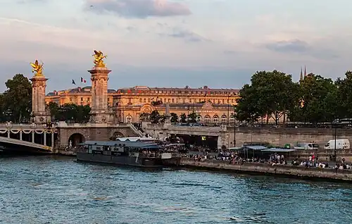 Les culées qui forment la voûte pour la circulation de la berge sont habillées de blocs de granite de Senones taillés en bossage.