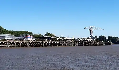 Quai des Antilles, le hangar 21  dit hangar à Bananes et la grue Titan Grise, classée monument historique au titre d'objet le 27 mai 2005, à la pointe aval de l'île de Nantes.