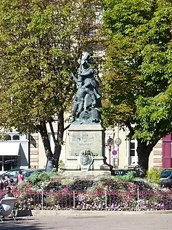 photographie montrant la statue Quand-Même vue de face, place d'Armes.