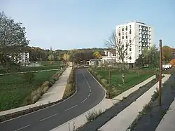 L'allée Mesdames rénovée, une partie des aménagements modes doux du quartier et, au second plan, des immeubles