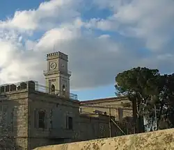 Les bâtiments modernes.