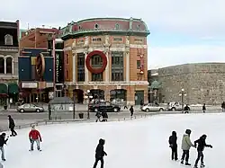 Le Capitole de Québec en janvier 2011. À droite, le mur des fortifications de Québec près de la Porte Saint-Jean