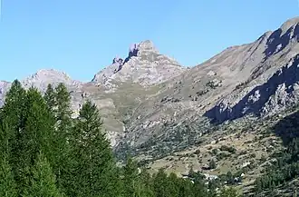 Le Brec Premier et le col de Fours (à droite) vus depuis la vallée du Bachelard.