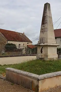 Le monument aux morts de Quemigny-Poisot.