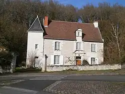 Vue d'un bâtiment flanqué d'une tour carrée.