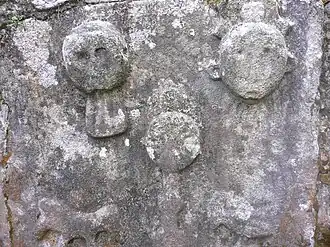 Visages humains et ostensoir.