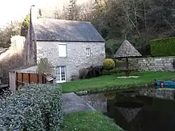 Le moulin à eau de Kerivarch a conservé sa roue.