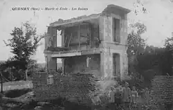 Ruines de la mairie et de l'école en 1918.