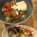 Œuf à la coque sans sa coquille sur un riz au légumes (Japon).