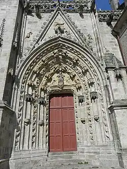 Le portail sud : « Portail de Notre-Dame » ou « Portail de Sainte-Catherine » orné d'une plate-bande à coussinets arrondis et d'un fronton armorié.