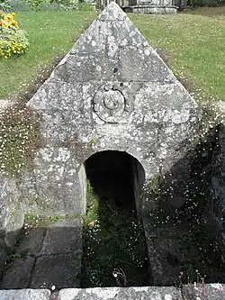 Quimper (Kerfeunteun) : la fontaine de dévotion de l'église de la Trinité