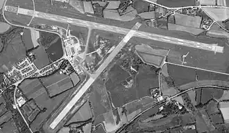 Aéroport de Quimper le 01 juin 1986 avec deux pistes enrobées: 10/28 et 04/22