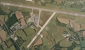 Aéroport de Quimper le 01 septembre 1999 avec deux pistes enrobées: 10/28 et 04/22 raccourcie.