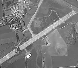 Aéroport de Quimper le 08 mai 1998 avec deux pistes enrobées: 10/28 et 04/22 raccourcie.