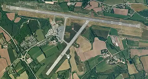 Aéroport de Quimper le 09 juin 2005 avec deux pistes enrobées: 10/28 et 04/22