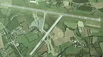 Aéroport de Quimper le 17 juin 2000 avec deux pistes enrobées: 10/28 et 04/22