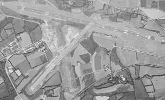 Aéroport de Quimper le 16 juin 1978 avec deux pistes enrobées: 10/28 (de 1 750 mètres) et 04/22 et une piste en herbe restante.