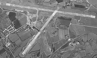 Aéroport de Quimper le 24 avril 1988 avec deux pistes enrobées: 10/28 et 04/22