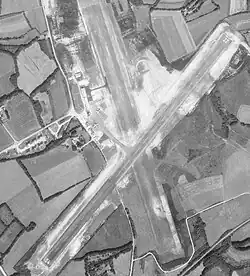Aéroport de Quimper le 30 juillet 1971 avec une piste enrobée 04/22 et une piste en herbe.