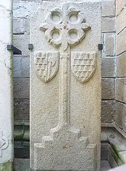 Quimper : dalle funéraire en granite du XVe&nbsp;siècle.
