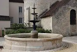 La fontaine.