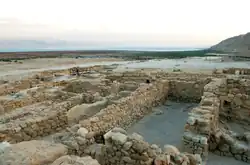 Restes exposés du locus 30 au rez-de-chaussée, qui était une longue et étroite salle