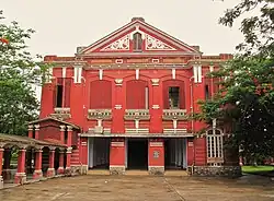 Description de l'image Quoc Hoc main building (side) (7165969089).jpg.