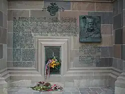 Mémorial François II Rákóczi au-dessus de la crypte.