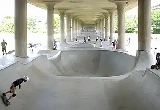 Le Skatepark Rålis sous le Västerbron.