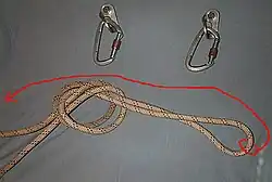 Avec la grande boucle ainsi réalisée, coiffer la corde doublée