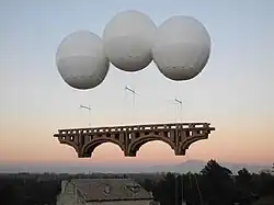 Pont suspendu, un pas vers l'au-delà à Villeneuve-lès-Avignon, en 2015.