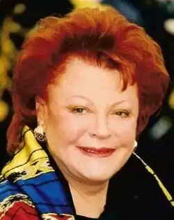 La chanteuse Régine au festival de Cannes.