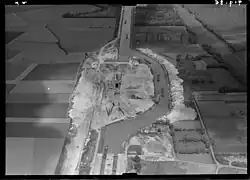 Photographie d'une écluse avec vue en plongée, photo en noir et blanc