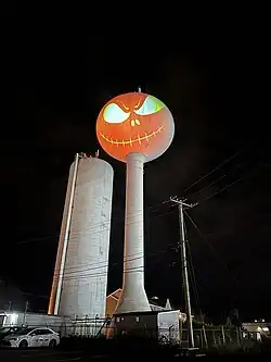 Réservoir d'eau décoré d'une citrouille pour l'Halloween.