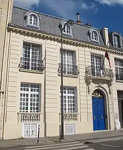 La résidence de l'ambassadeur est située 29 rue de Constantine, dans le 7e&nbsp;arrondissement.