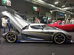 Profil avec le capot  moteur levé.